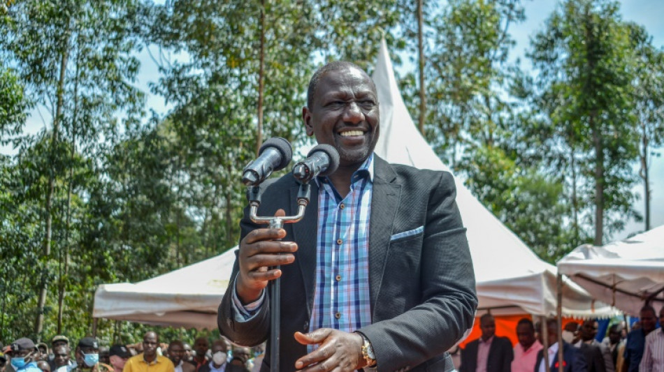 Kenya president still handing cash to churches despite his own ban