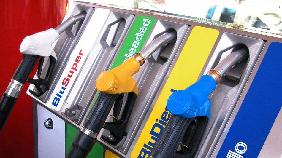 In Italia benzina pi&ugrave; cara di 11 centesimi rispetto alla Ue