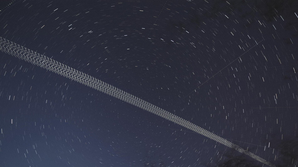 Satellite Starlink alla deriva nello spazio, ha prodotto detriti 