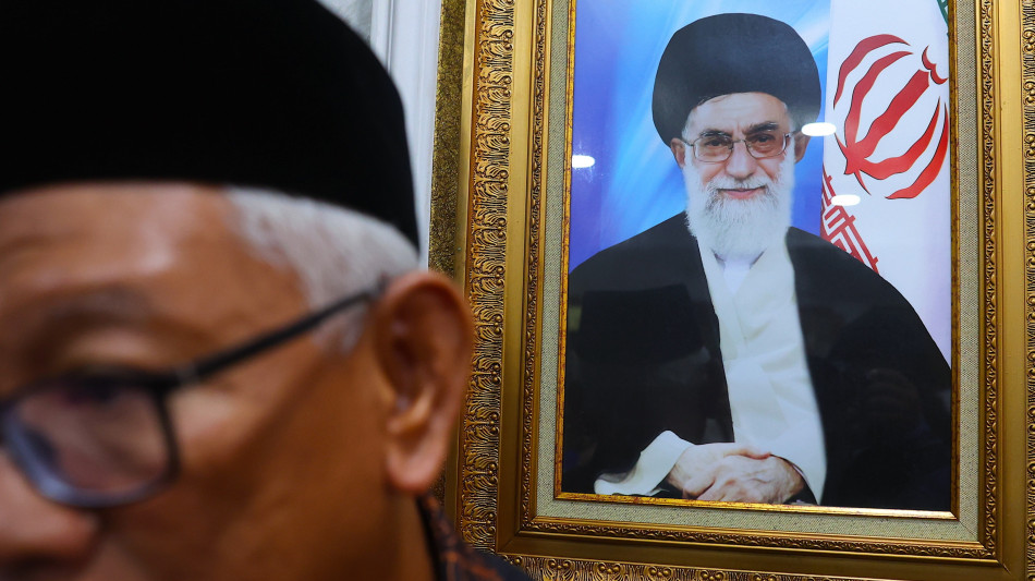 Media, 'Khamenei trasferisce i poteri esecutivi ai pasdaran'