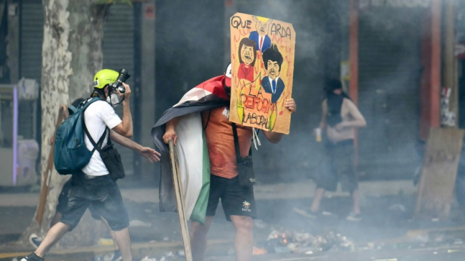  Protesto contra reforma trabalhista na Argentina deriva em confrontos em Buenos Aires 