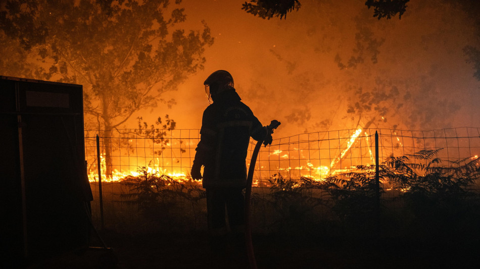  Parigi, 'incendi senza precedenti, da domani oltre 1000 militari sul terreno' 