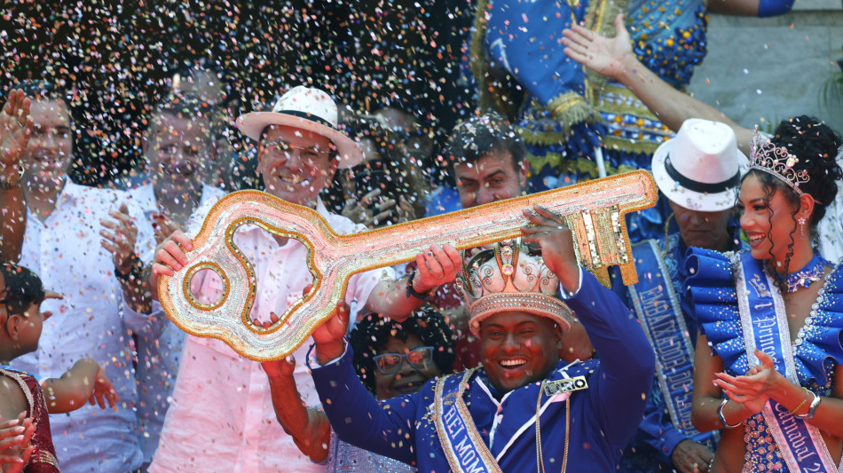  Il Re Momo riceve le chiavi della citt&agrave;, al via il carnevale di Rio 