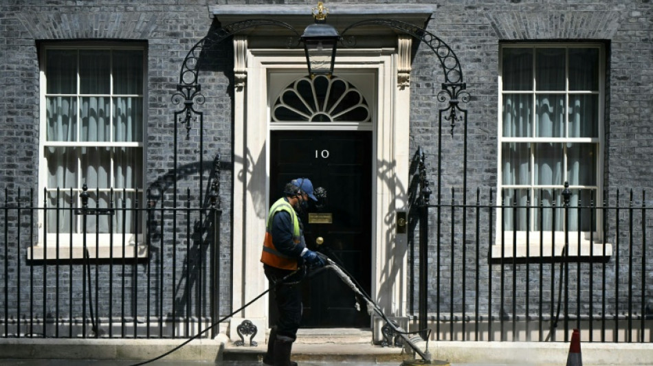  Labour rival eyes win in poll key to UK PM's fate 