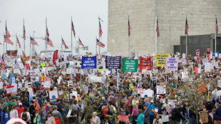 "Bas les pattes": des milliers d'Am&eacute;ricains manifestent contre Trump