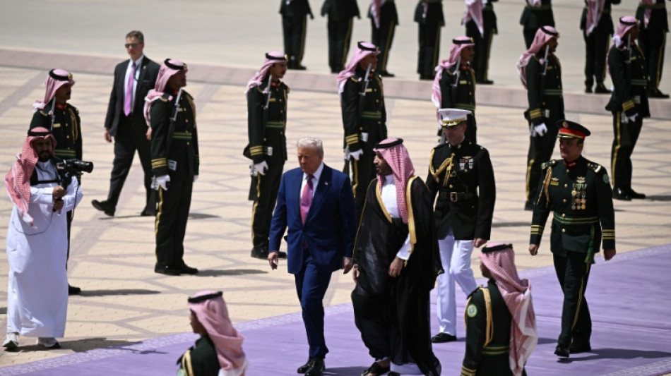 Auftakt der Golf-Reise: Trump mit gro&szlig;em Pomp in Saudi-Arabien empfangen