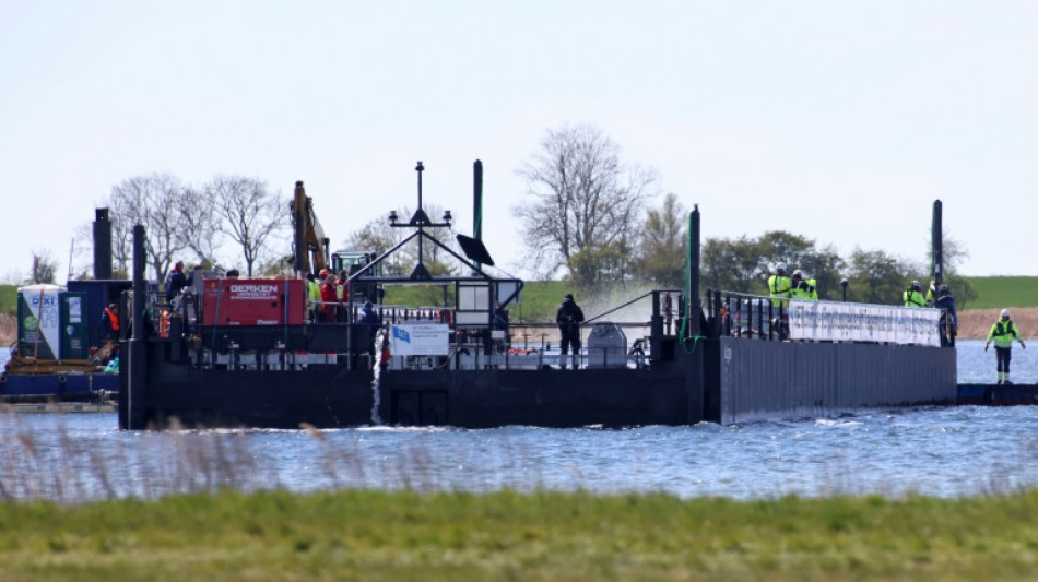  Frachtkahn mit Buckelwal tritt Weg in Richtung offenes Meer an 