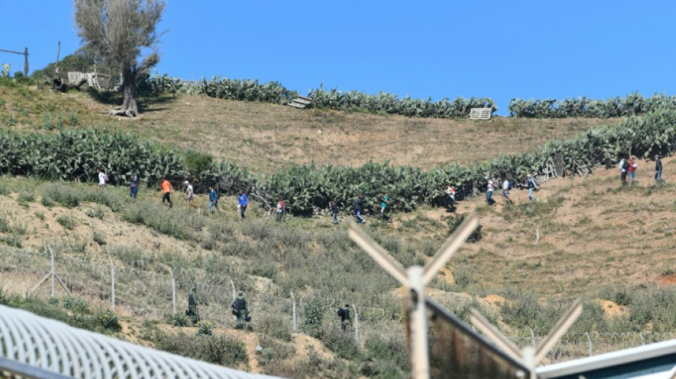  Espa&ntilde;a env&iacute;a al ej&eacute;rcito al enclave de Ceuta tras la entrada masiva de migrantes desde Marruecos 