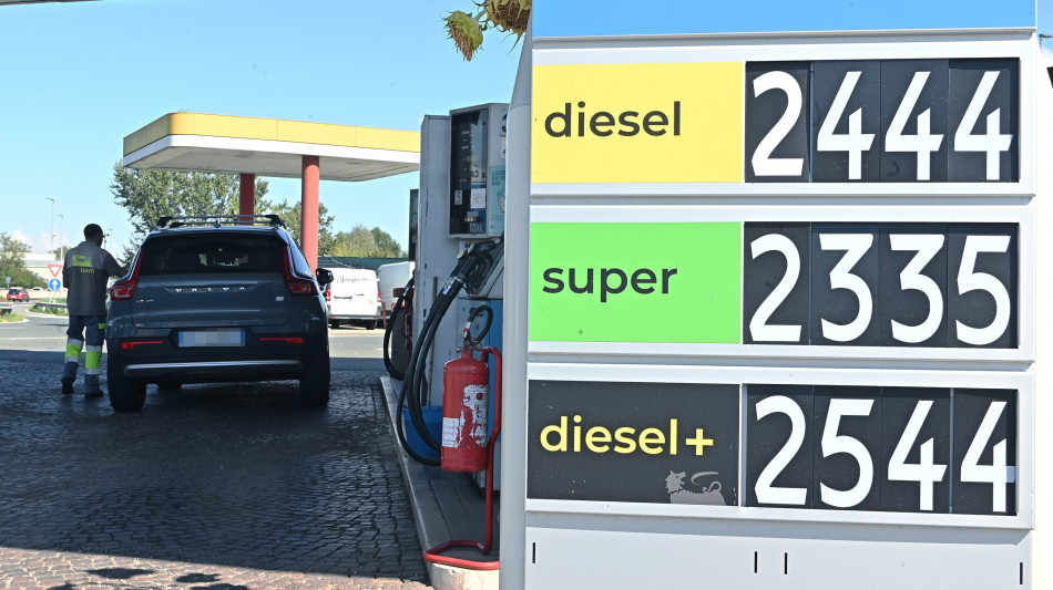  Sconto accise si dimezza, diesel sale a 2,357 euro, in autostrada a 2,439 