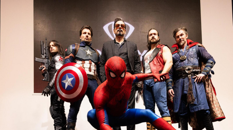  I 'supereroi' lanciano da Napoli un messaggio di pace e felicit&agrave; per i bambini 