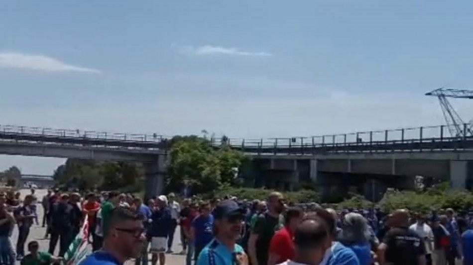 Operai ex Ilva in sciopero occupano statale a Taranto