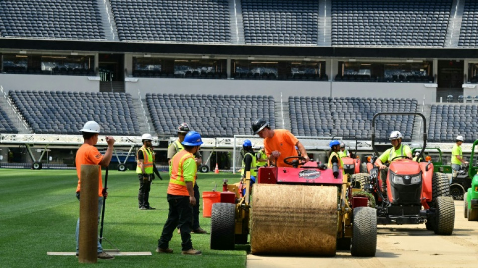  Arquibancadas, gramado, logotipos: est&aacute;dios da NFL se transformam para a Copa do Mundo 