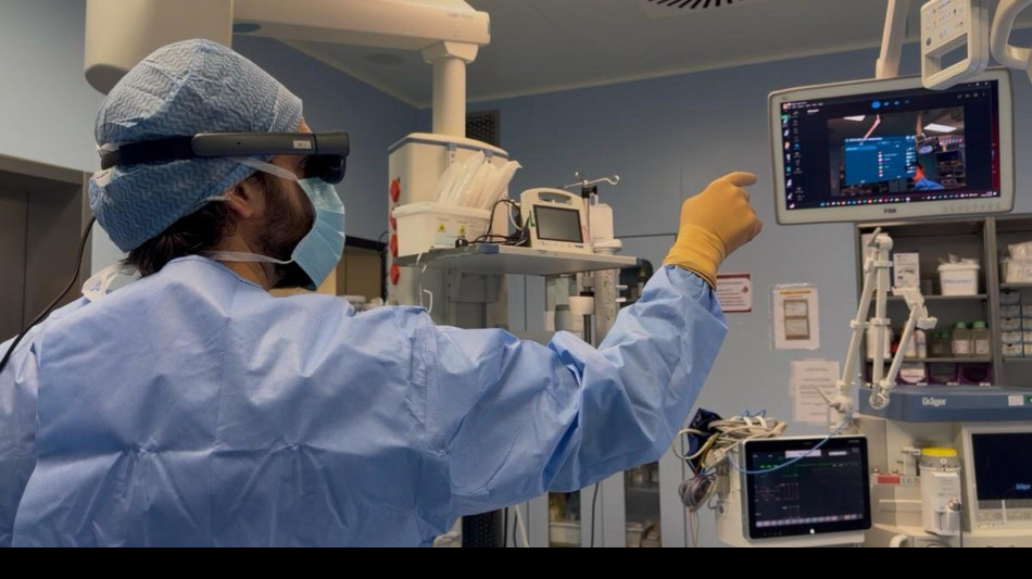  Nella chirurgia maxillo-facciale esordisce il visore di realt&agrave; aumentata 