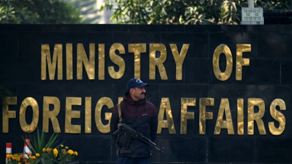 Paquist&atilde;o bombardeia 'esconderijos terroristas' no Ir&atilde;