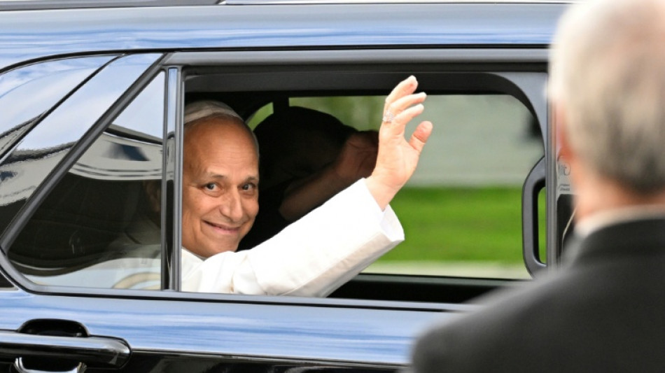 Smiling pope returns to Vatican after cancer surgery 
