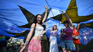 Participantes en la marcha del orgullo en Budapest reclaman igualdad tras el fin de la prohibici&oacute;n