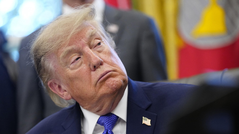  Bufera su Trump per lo spot pagato dai contribuenti, 'repubblica delle banane' 