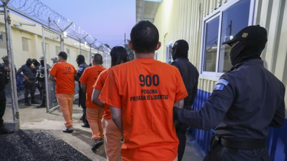 Membros de gangues amotinados fazem mais de 40 guardas ref&eacute;ns em pris&otilde;es da Guatemala