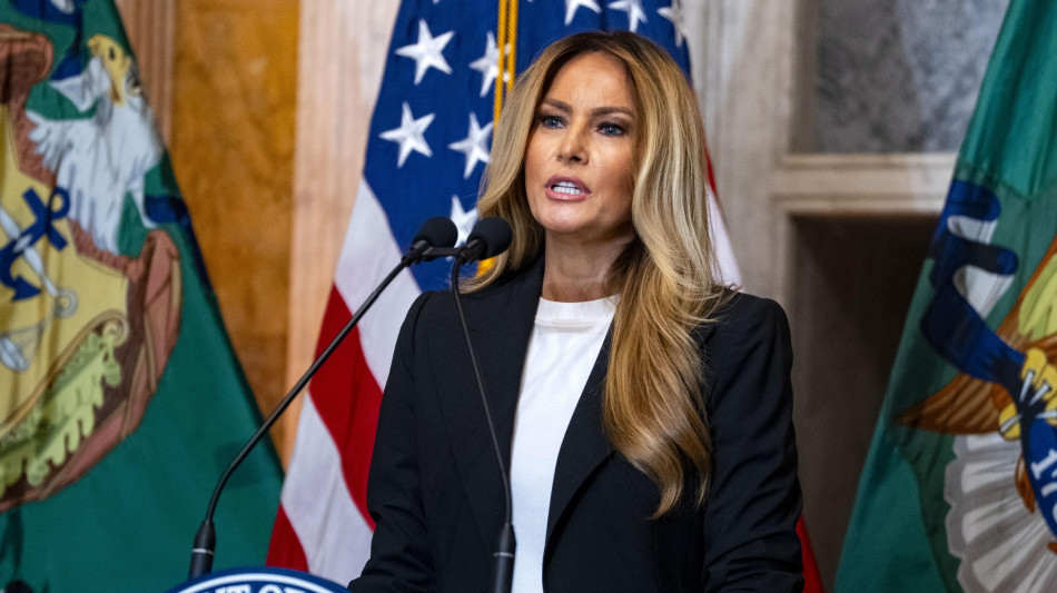 Melania Trump torna in pubblico alla Casa Bianca con 'Fostering the Future' 