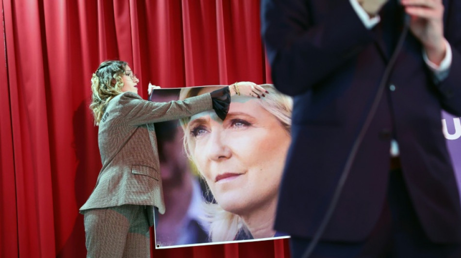 Le Pen, inhabilitada, denuncia ante simpatizantes en Par&iacute;s una "decisi&oacute;n pol&iacute;tica"