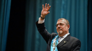 'Dormindo com o inimigo': Ar&eacute;valo completa 100 dias como presidente da Guatemala