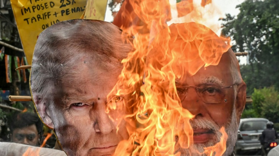 Trump anuncia tarifa adicional de 25% &agrave; &Iacute;ndia por comprar petr&oacute;leo russo