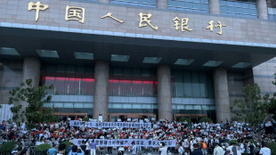 Bancos de China prometen reembolsar a m&aacute;s clientes tras las protestas