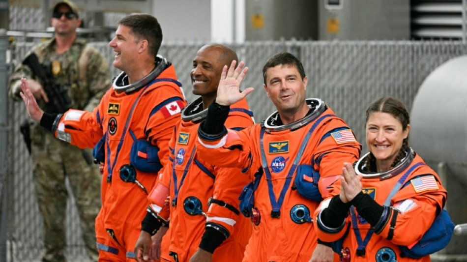  Historische Mondumrundung: Artemis-Crew verl&auml;sst Erdumlaufbahn 