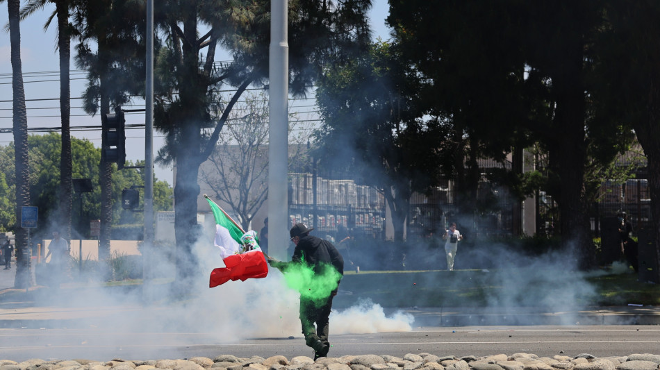 Los Angeles, la polizia usa i gas lacrimogeni