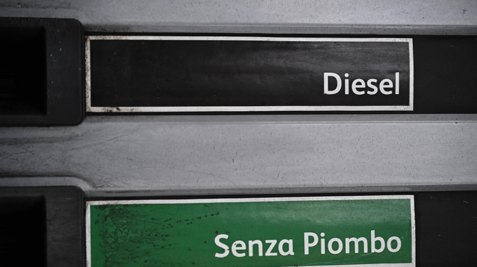  Mimit, prezzo benzina sale a 1,951 euro al litro 