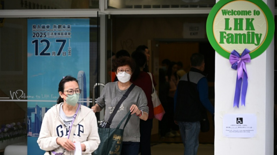  Hong Kong elige a la asamblea local tras el mortal incendio 