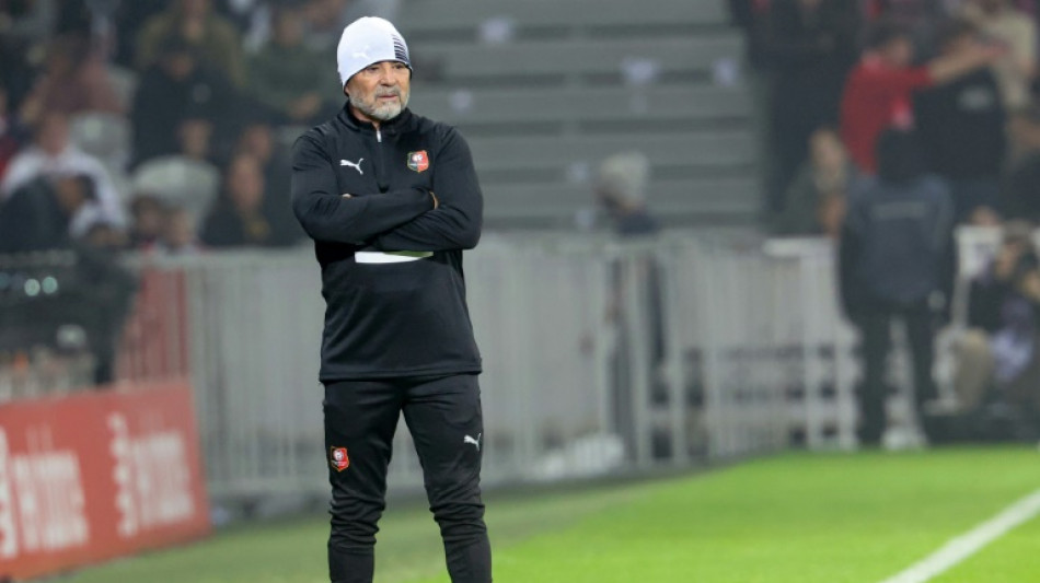 Sampaoli estreia pelo Rennes com derrota no Franc&ecirc;s, que tem jogo interrompido por invas&atilde;o