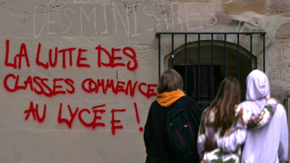  Mouvement lyc&eacute;en: encore des blocages, avant l'arriv&eacute;e annonc&eacute;e de profs rempla&ccedil;ants 