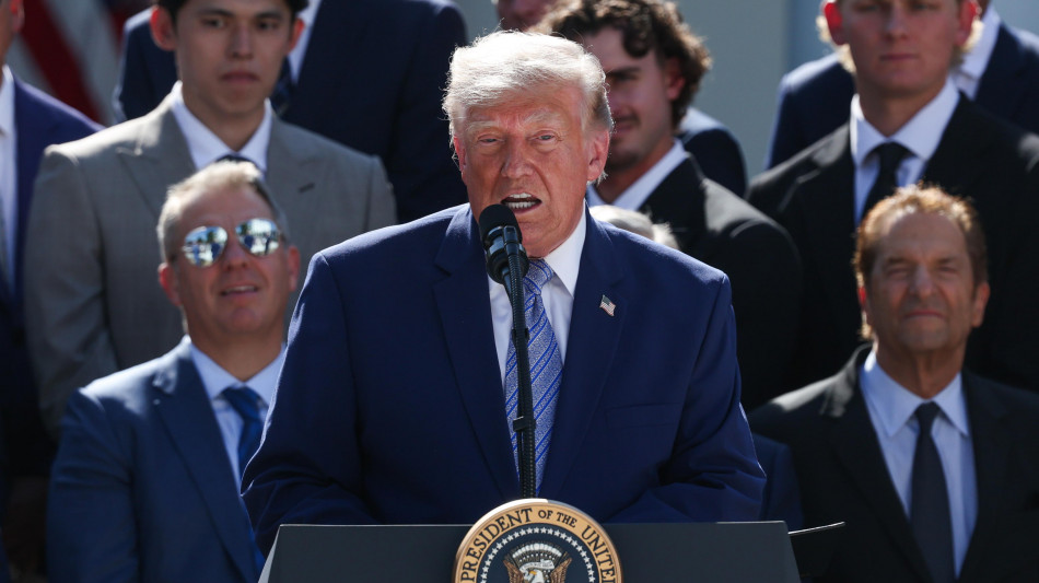  Il tycoon posta foto col cappellino 'Trump 2028', con Jfk e mentre salva Washington 