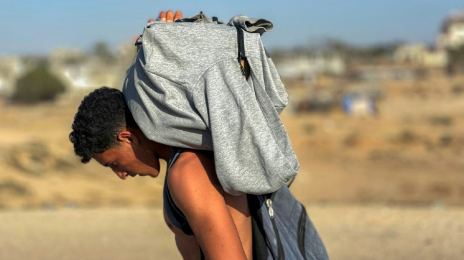 Miles de personas acuden a un nuevo centro de distribución de ayuda en Gaza