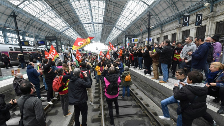 Franz&ouml;sische Opposition stellt im Rentenstreit zwei Misstrauensantr&auml;ge