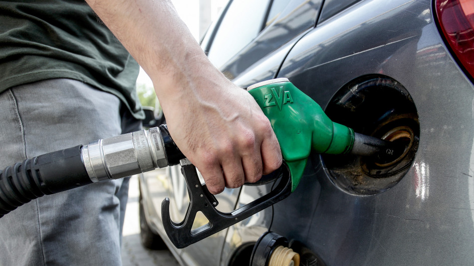  Carburanti in calo per l'undicesimo giorno, benzina a 1,841 euro 