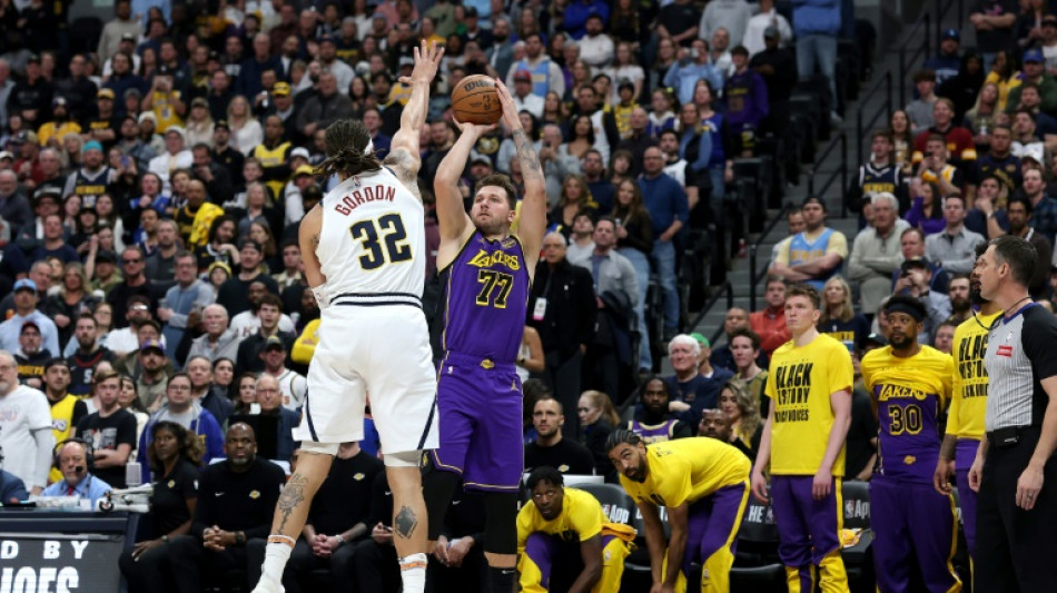 Doncic firma su primera exhibici&oacute;n con los Lakers en el triunfo ante los Nuggets