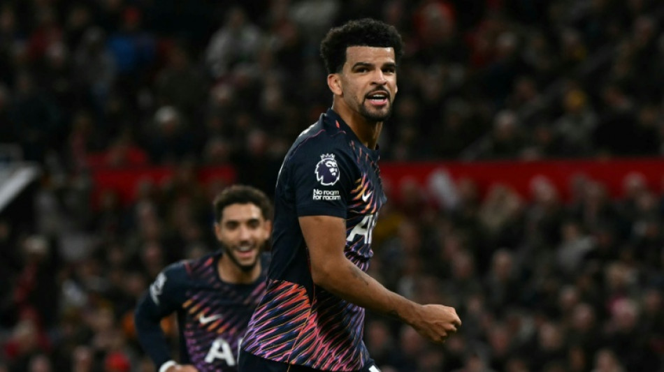  Ten-man Spurs rescue draw at Man Utd, Arsenal survive Leeds scare  