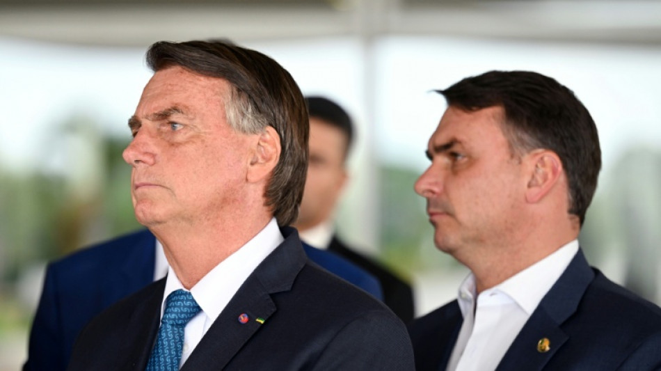  Fl&aacute;vio Bolsonaro visitar&aacute; el martes a su padre, en prisi&oacute;n domiciliaria, tras autorizaci&oacute;n judicial 