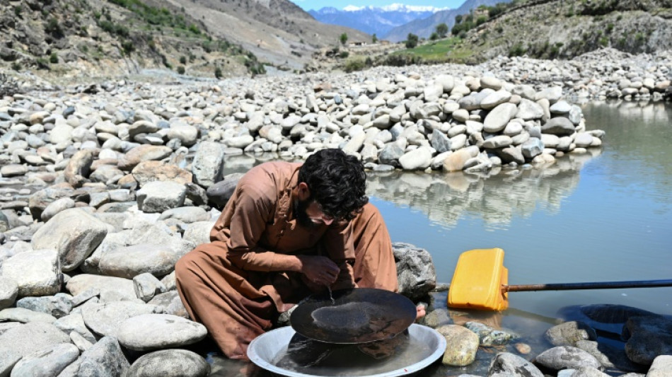 En Afghanistan, creuser dans la rivi&egrave;re pour un "grain de bl&eacute;" d'or