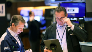 Wall Street ouvre en baisse, &eacute;tourdie par le bond des cr&eacute;ations d'emplois