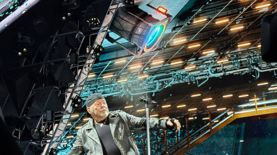  Vasco Rossi in concerto davanti a 30mila, 'finalmente ad Ancona' 