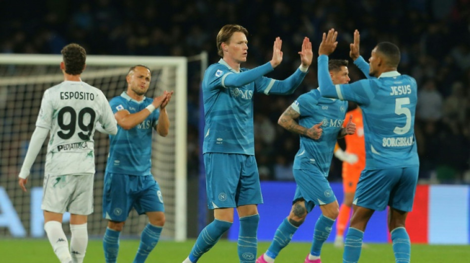 Napoli vence e fica a tr&ecirc;s pontos da lideran&ccedil;a na It&aacute;lia
