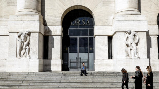 Borsa: Milano chiude in lieve rialzo e aggiorna i massimi