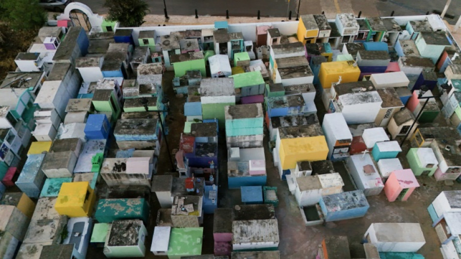 Antes do Dia dos Mortos, parentes limpam ossos de familiares j&aacute; falecidos no M&eacute;xico