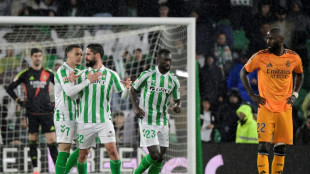Real Madrid perde para Betis e cai para 3&ordm;, Atl&eacute;tico dorme na lideran&ccedil;a