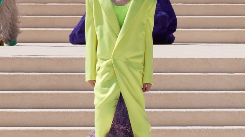  La couture di Piccioli per Balenciaga tra volumi colore 