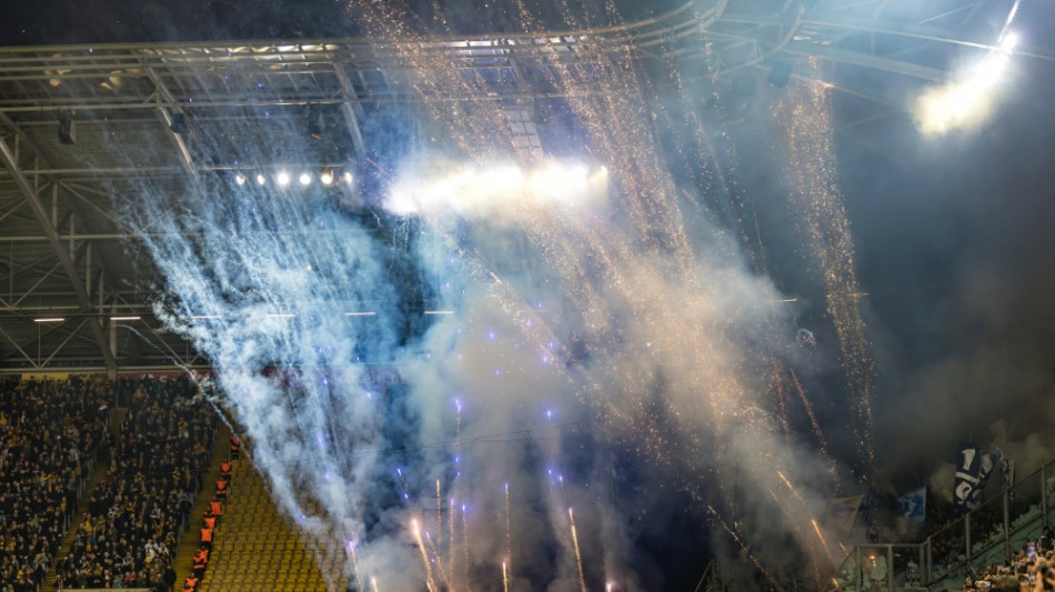  Eklat in Dresden: Spiel nach Fan-Krawallen unterbrochen 