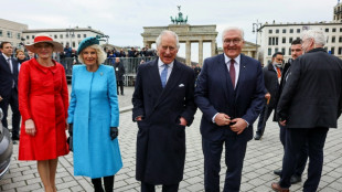 Salutsch&uuml;sse und Jubel zum Start des Staatsbesuchs von Charles und Camilla